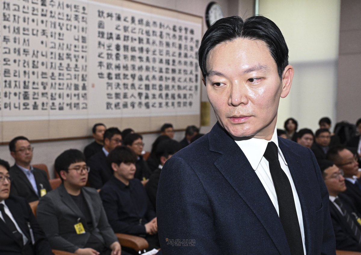 박상용 검사가 지난달 14일 국회 ‘조작기소 국정조사 특별위원회’에서 열린 쌍방울 대북 송금 사건 관련 청문회에서 증인 선서를 거부한 뒤 퇴장당하고 있다.  이지훈 기자