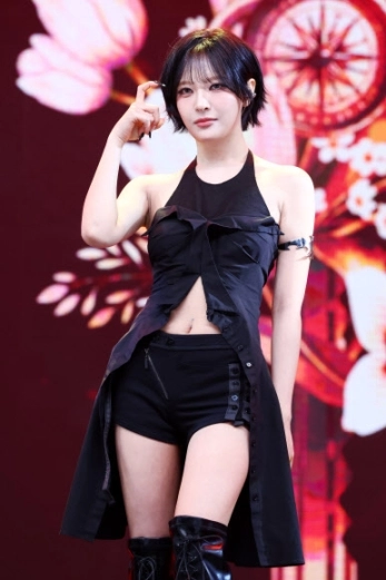 그룹 빌리 문수아가 6일 오후 서울 마포구 SBS프리즘타워에서 열린 데뷔 첫 정규 앨범 ‘더 콜렉티브 소울 앤 언컨시어스: 챕터 2’ 발매 기념 쇼케이스에서 포즈를 취하고 있다. 2026.5.6 <br>연합뉴스