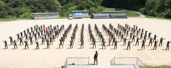 육군 35사단 장병들이 6일 전북 임실군 35사단 유격훈련장에서 유격체조를 하고 있다. 2026.5.6<br>뉴스1