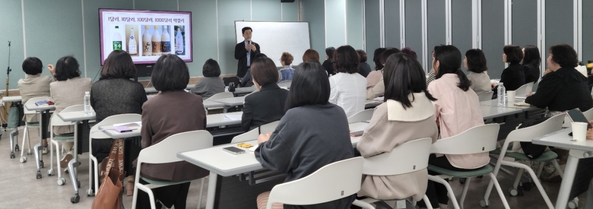 동신대학교 ‘제3기 여성 리더십 최고위과정’에서 7일 허시명 술 평론가 겸 막걸리학교 교장이 우리 술 막걸리의 역사성과 문화적 가치, 산업적 성장 가능성을 다양한 사례와 함께 흥미롭게 풀어내며 수강생들의 관심을 모았다.