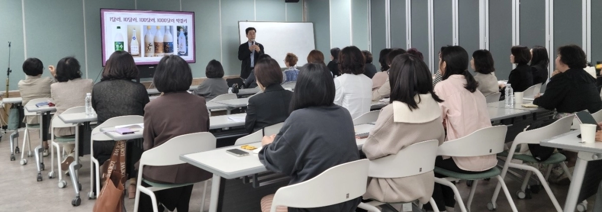 동신대학교 ‘제3기 여성 리더십 최고위과정’에서 7일 허시명 술 평론가 겸 막걸리학교 교장이 우리 술 막걸리의 역사성과 문화적 가치, 산업적 성장 가능성을 다양한 사례와 함께 흥미롭게 풀어내며 수강생들의 관심을 모았다.