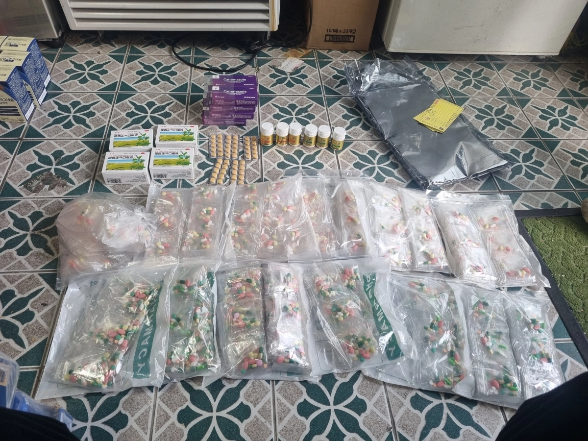 제주도 자치경찰단은 약국 개설 자격 없이 전문·일반의약품을 판매한 혐의(약사법 위반)로 A씨(50대·여)를 검거해 불구속 상태로 검찰에 송치했다. 현장에서 압수한 발기부전치료제 247정, 감기약 40병, 다이어트약 718포 등 대량의 의약품들. 제주도 자치경찰단 제공