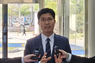 이원택 민주당 전북지사 후보, 경찰 출석…식비 대납 의혹