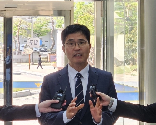 이원택 민주당 전북지사 후보가 7일 오전 변호인과 함께 피고발인 신분으로 전북경찰청에 출석했다. 설정욱 기자