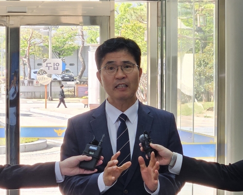 이원택 민주당 전북지사 후보, 경찰 출석…식비 대납 의혹