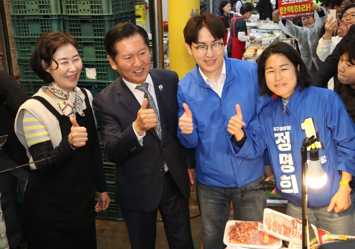 정청래 더불어민주당 대표와 부산 북갑 국회의원 보궐선거에 출마하는 하정우 전 청와대 AI미래기획수석이 3일 부산 북구 구포시장을 찾아 상인들과 인사를 나누고 있다.  2026.5.3. 뉴스1