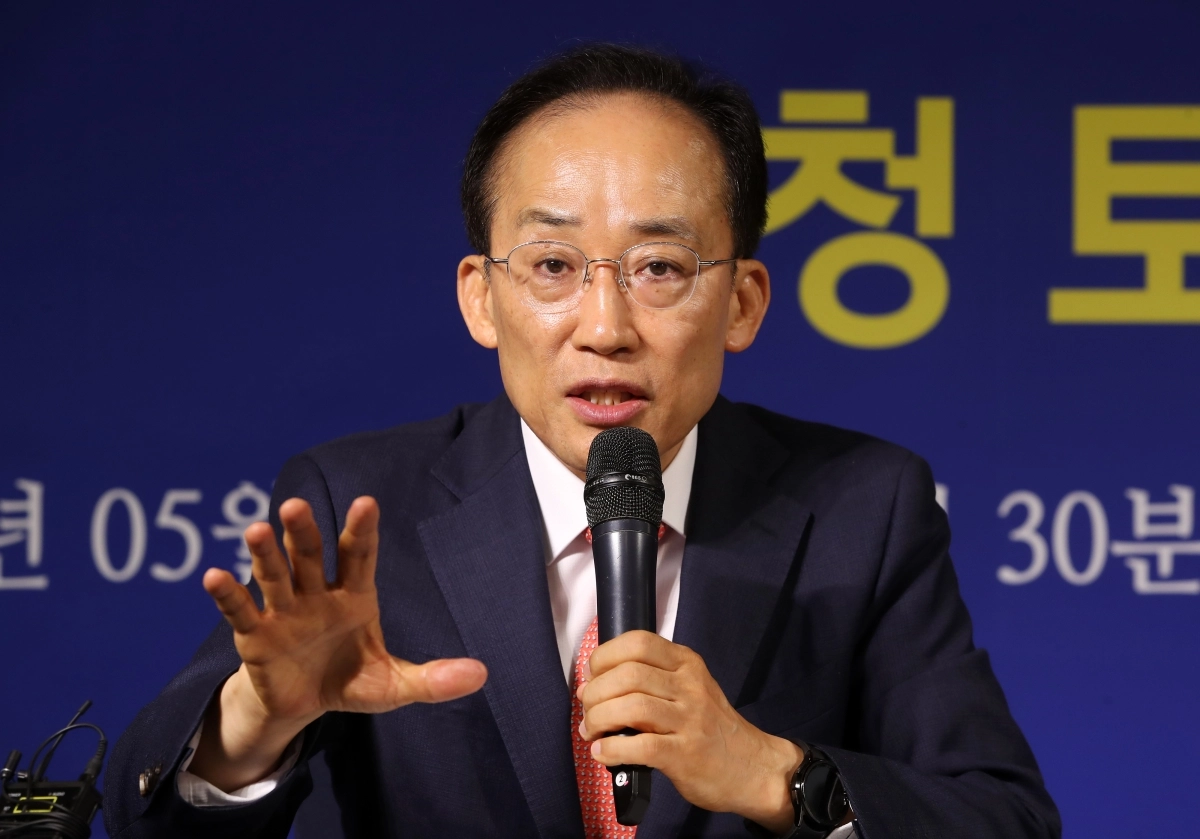 취재진 질문에 답하는 추경호 후보