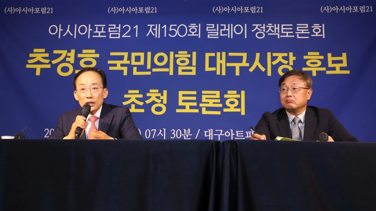 취재진 질문에 답하는 추경호 후보
