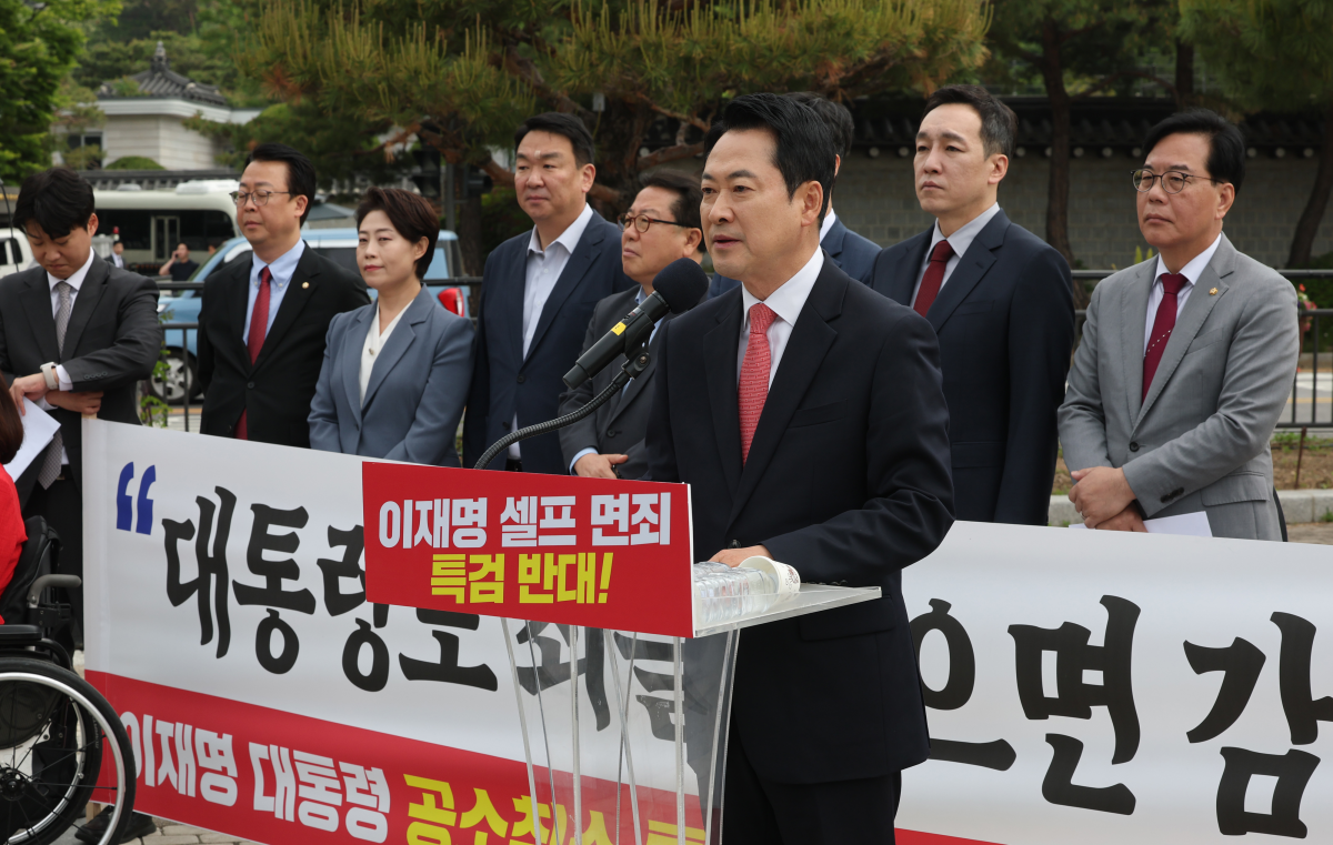 국민의힘 장동혁 대표, 송언석 원내대표를 비롯한 당 지도부가 7일 서울 청와대 사랑채 분수대 앞에서 열린 현장 최고위원회에서 구호를 외치고 있다. 이들은 더불어민주당이 추진하는 ‘윤석열 정부 조작 수사·기소 의혹 특검법안’의 문제점을 지적하면서 정부·여당에 대한 비판을 이어갔다. 연합뉴스