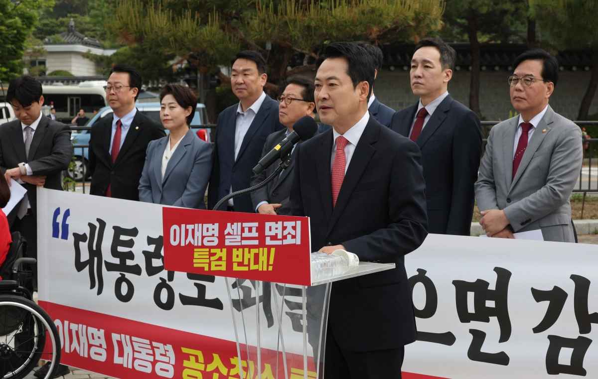 국민의힘 장동혁 대표, 송언석 원내대표를 비롯한 당 지도부가 7일 서울 청와대 사랑채 분수대 앞에서 열린 현장 최고위원회에서 구호를 외치고 있다. 이들은 더불어민주당이 추진하는 ‘윤석열 정부 조작 수사·기소 의혹 특검법안’의 문제점을 지적하면서 정부·여당에 대한 비판을 이어갔다. 연합뉴스