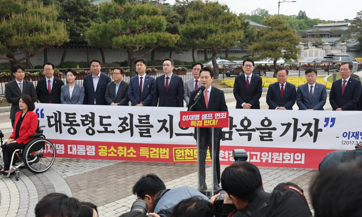국민의힘 장동혁 대표, 송언석 원내대표를 비롯한 당 지도부가 7일 서울 청와대 사랑채 분수대 앞에서 열린 현장 최고위원회에서 구호를 외치고 있다. 이들은 더불어민주당이 추진하는 ‘윤석열 정부 조작 수사·기소 의혹 특검법안’의 문제점을 지적하면서 정부·여당에 대한 비판을 이어갔다. 연합뉴스