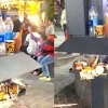 “명품백 메고 더럽게 아무데나”…‘이 나라’ 최신 충전소, 개장 직후 쓰레기통 됐다
