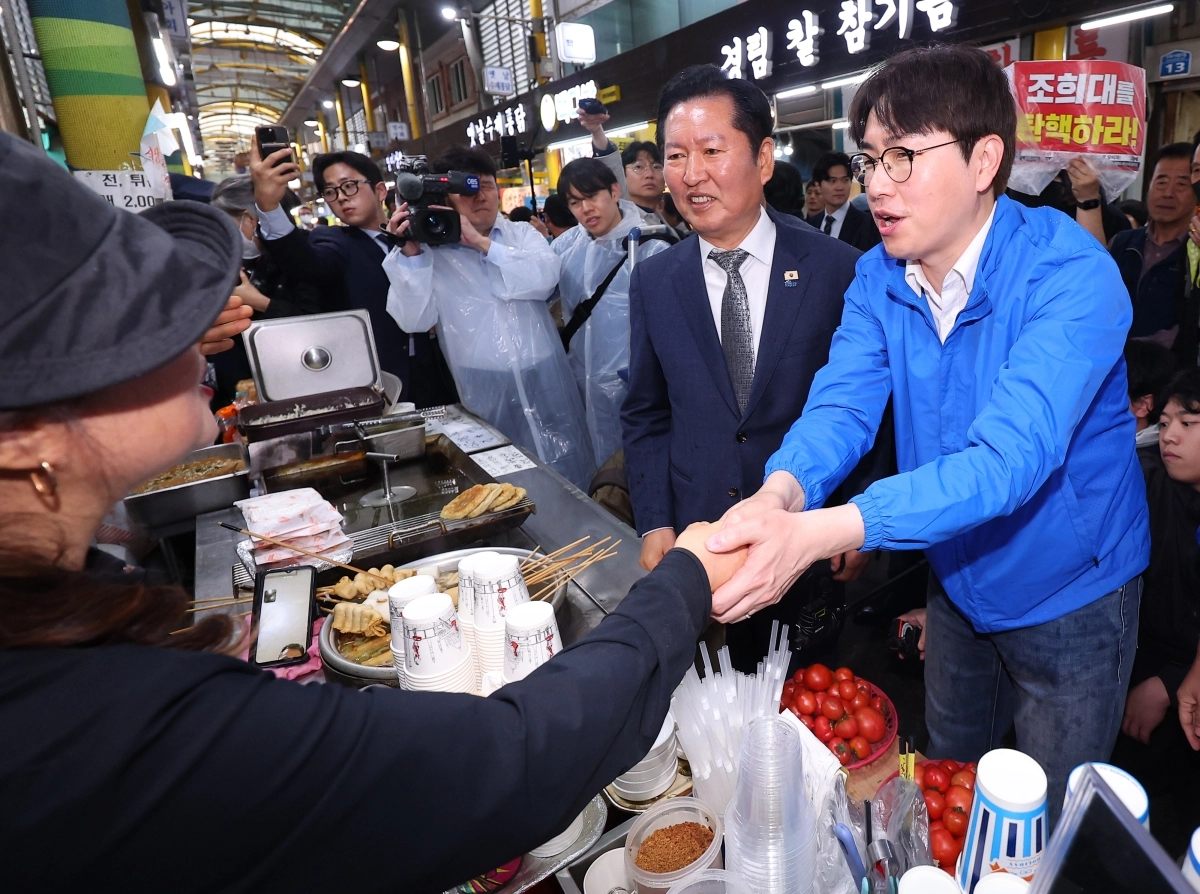 정청래(오른쪽 두번째) 더불어민주당 대표와 하정우(오른쪽 첫번째) 전 청와대 AI 미래기획수석이 지난 3일 오후 부산 북구 구포시장에서 상인들과 인사를 하고 있다. 2026.5.3. 연합뉴스