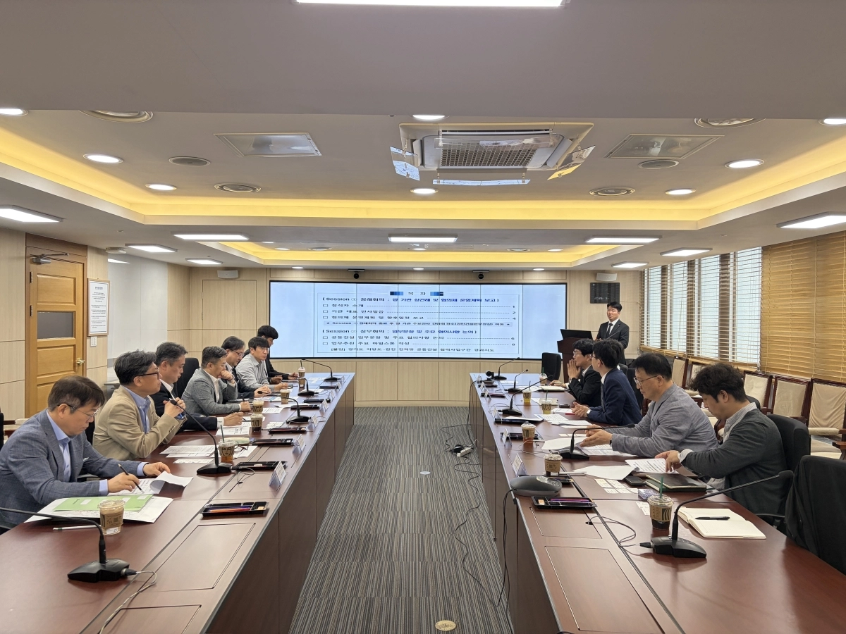 경기도와 한국전력공사가 7일 도로와 전력망을 함께 구축하는 ‘공동건설’ 사업의 성공을 위해 실무협의체를 구성하고 첫 회의를 갖고 있다. (경기도 제공)
