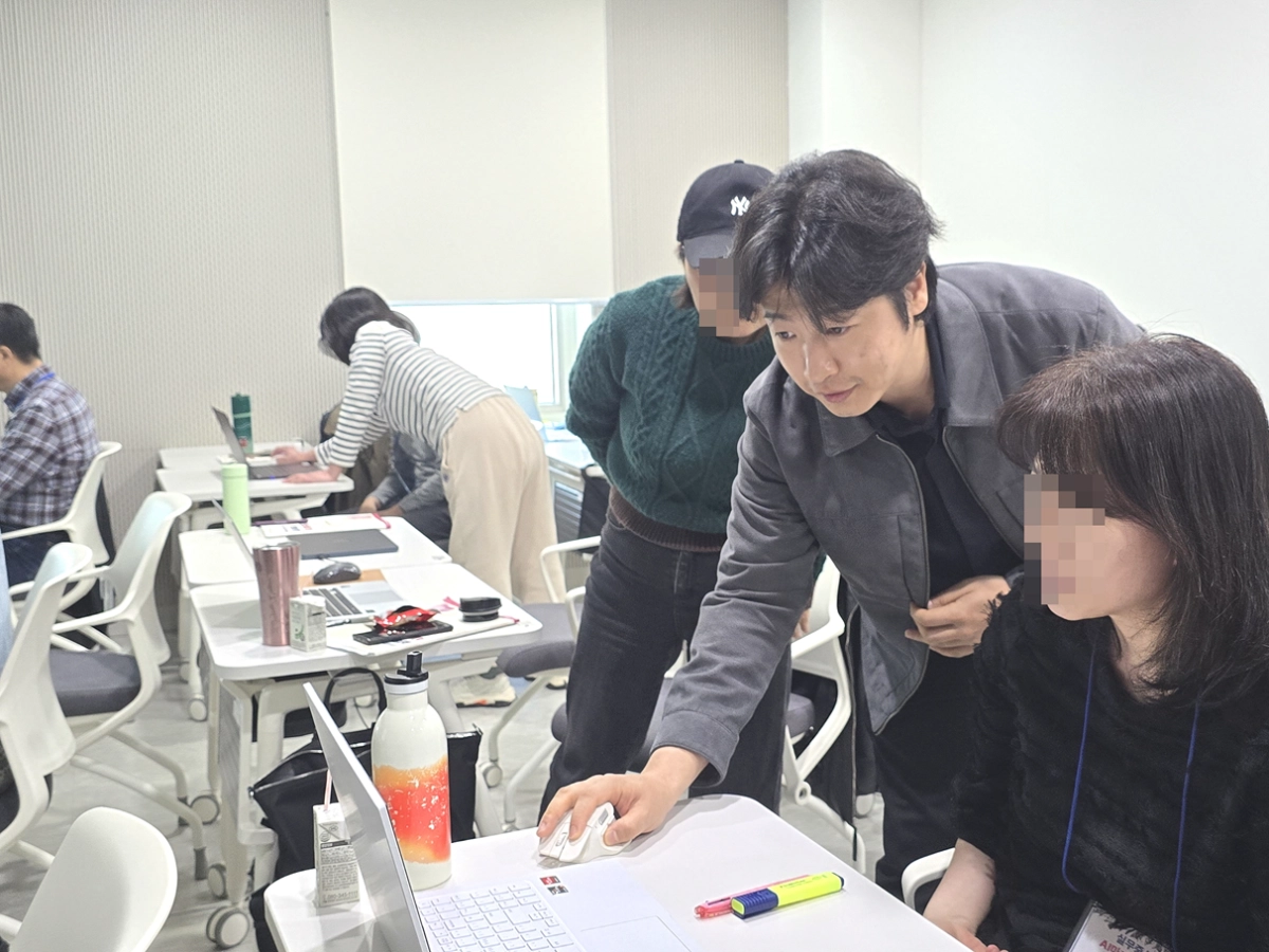 중장년취업사관학교 AI 마케터 과정 참여자들이 서울시50플러스재단 동부캠퍼스에서 교육을 받고 있다. 에이케이지 제공