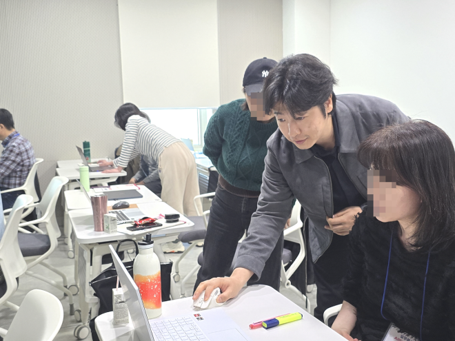 중장년 ‘AI 마케터’ 시대 연다… 에이케이지, ‘중장년취업사관학교’서 실무교육 운영