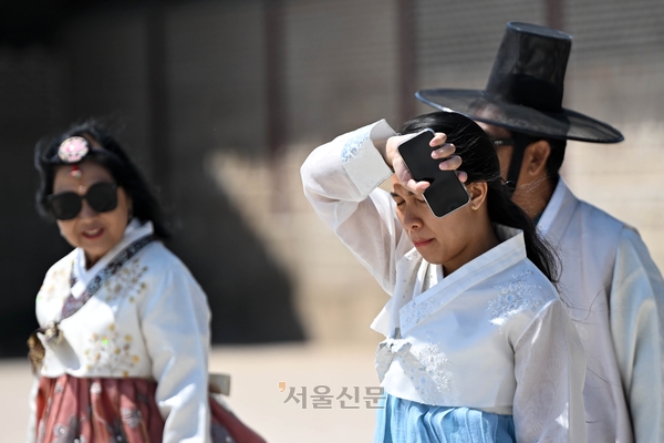 초여름 날씨를 보인 지난달 26일 오후 서울 종로구 경복궁에서 외국인 관광객들이 이동하고 있다. 홍윤기 기자