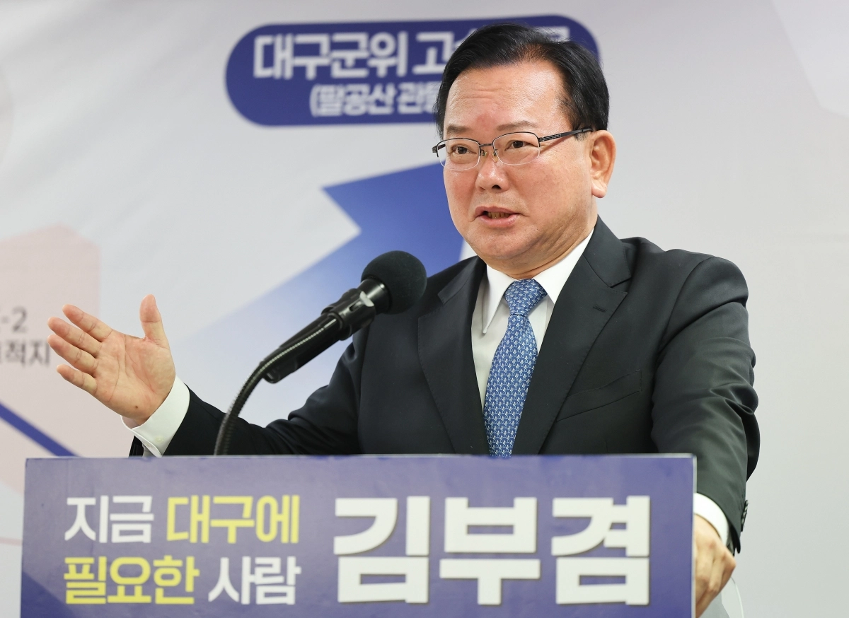 취재진 질문에 답변하는 김부겸 예비후보