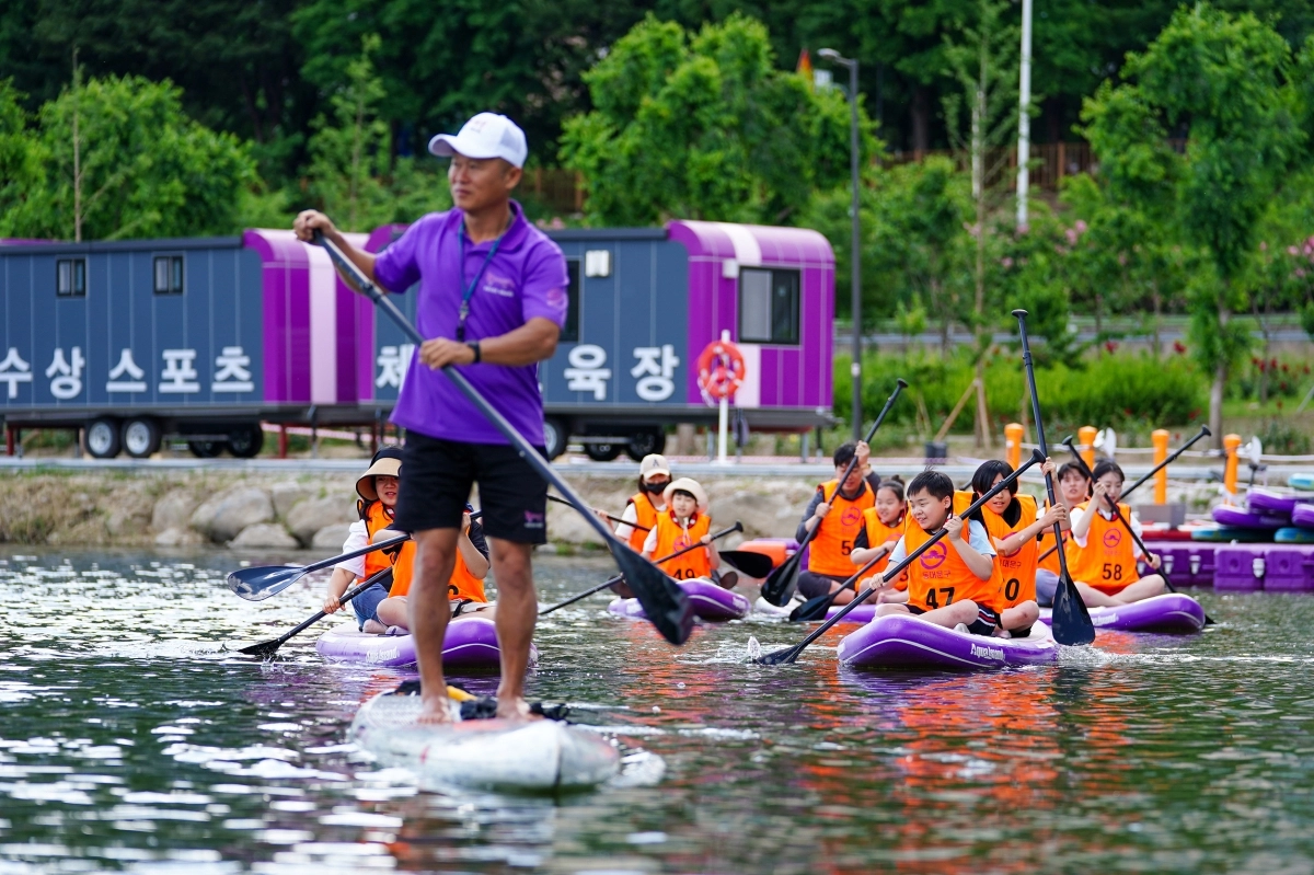 서울 동대문구 아이들이 이문동 이문수변공원 이화교 하부 수상스포츠 체험교육장에서 카약 교육을 받고 있다. 동대문구 제공