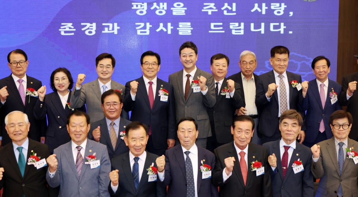 김진경 의장이 어버이날 기념식에서 주요 참석자들과 함께 어르신들의 헌신에 감사하며 파이팅을 외치고 있다. (사진=경기도의회)