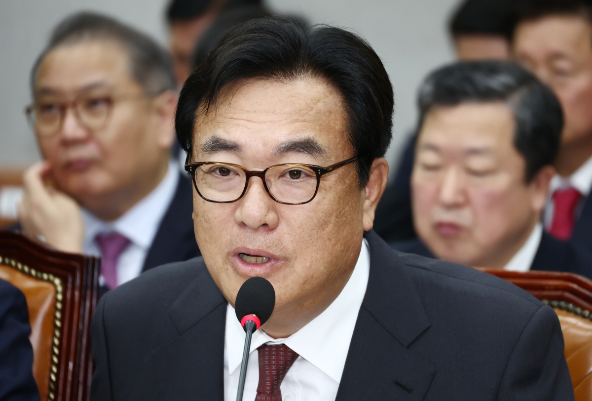 정진석 대통령 비서실장이 2024년 11월 1일 오전 서울 여의도 국회 운영위원회에서 열린 대통령비서실·국가안보실·대통령 경호처 대상 종합 국정감사에서 의원 질의에 답변하고 있다. 뉴스1