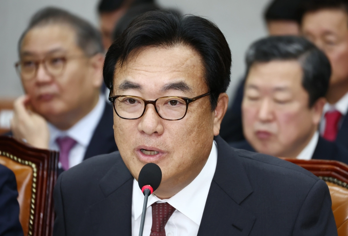 정진석 대통령 비서실장이 2024년 11월 1일 오전 서울 여의도 국회 운영위원회에서 열린 대통령비서실·국가안보실·대통령 경호처 대상 종합 국정감사에서 의원 질의에 답변하고 있다. 뉴스1