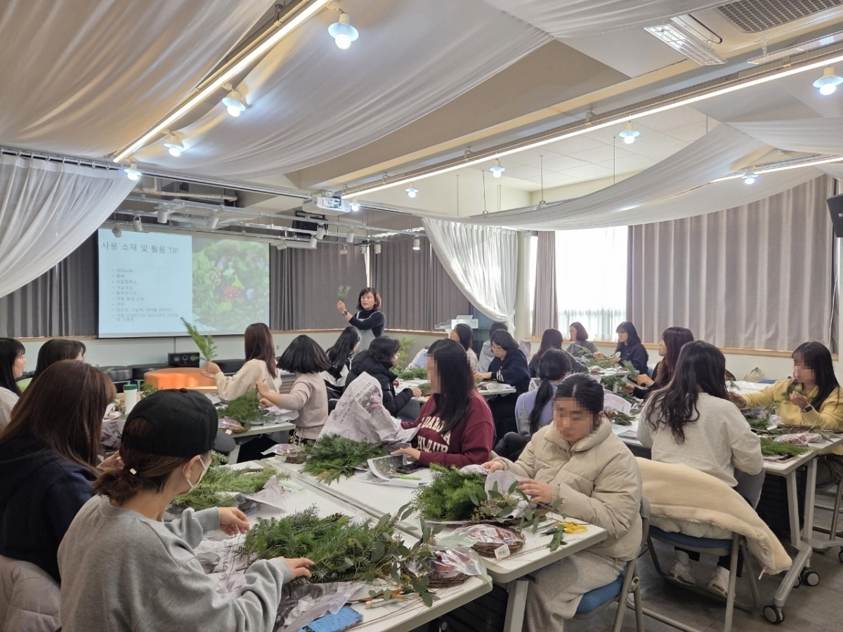 지난해 12월 순천시청년센터에서 청년들이 ‘꿈청클래스’ 크리스마스 리스 만들기 프로그램에 참여하고 있다.
