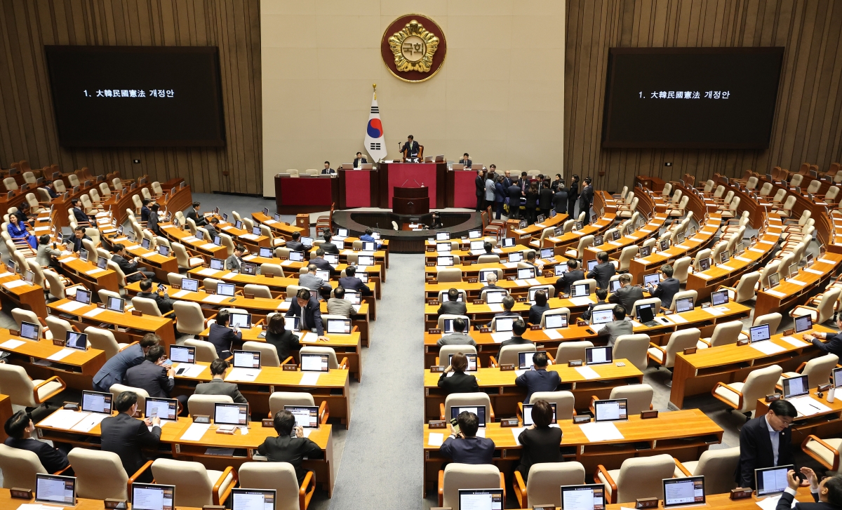 우원식 국회의장이 7일 국회에서 열린 5월 임시국회 제1차 본회의에서 대한민국 헌법 개정안이 국민의힘 의원들의 표결 불참으로 의결정족수에 미달하자 투표 불성립을 선언하고 있다. 연합뉴스 제공