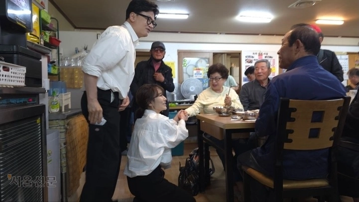 무소속으로 출마한 한동훈(왼쪽) 후보가 아내 진은정(왼쪽 두 번째) 변호사와 함께 부산 만덕 대성아파트 경로 잔치를 찾아 인사하는 모습. 한동훈 후보 페이스북 캡처