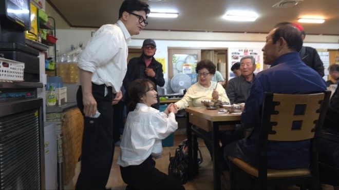 인지도 밀려, 분열 두려워… 여도 야도 껄끄러운 한동훈