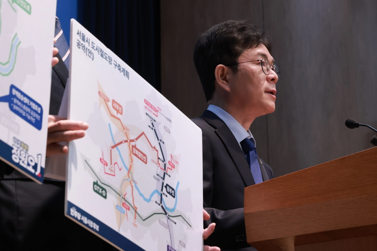 6·3 지방선거 서울시장에 도전하는 정원오 더불어민주당 후보가 7일 국회 소통관에서 ‘K-모두의 기후동행카드’ 등 교통공약을 발표하고 있다. 연합뉴스