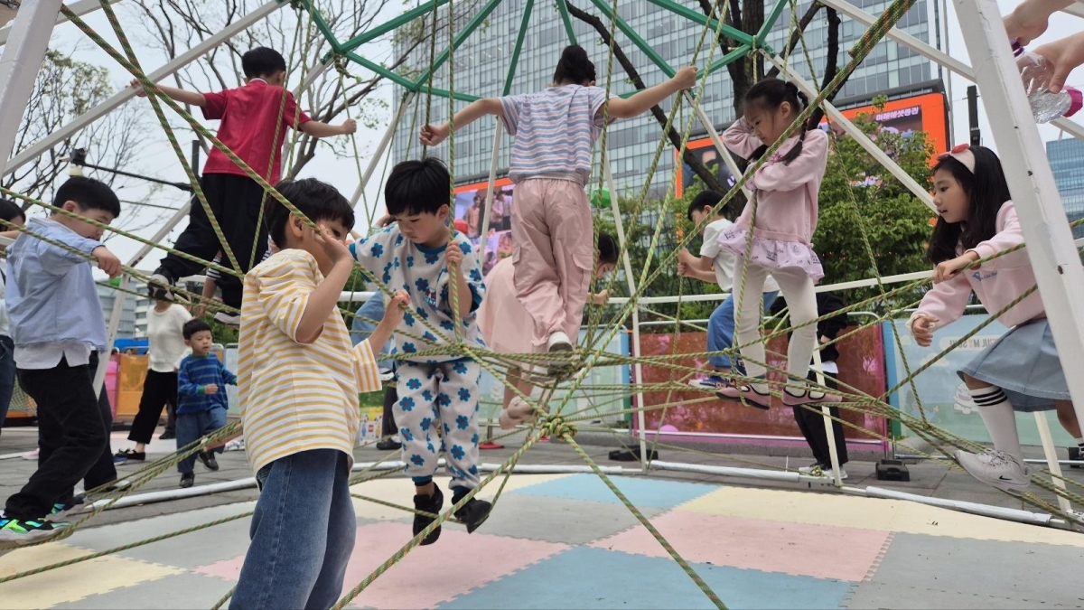 서울 중구 동대문디자인플라자(DDP)에서 열린 광화문가족동행축제와 연계한 찾아가는 서울형 키즈카페를 아이들이 이용하고 있다. 서울시 제공