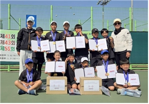 지난달 목동테니스장에서 열린 제41회 서울특별시장기 테니스대회 겸 제43회 서울소년체육대회에서 우승을 차지한 홍연초등학교 테니스부 선수들.  서대문구 제공