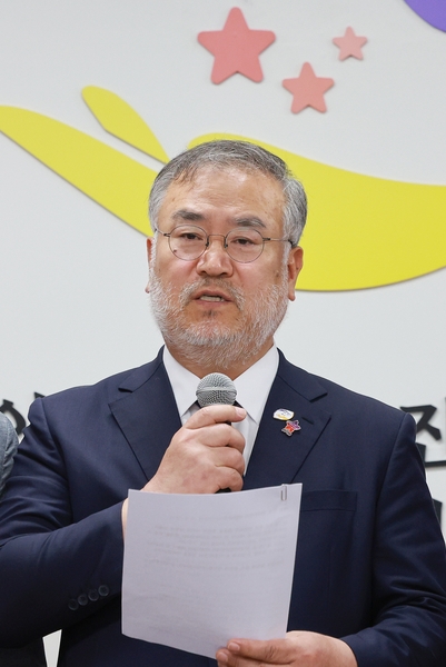 10·29 이태원참사 진상규명과 재발방지를 위한 특별조사위원회의 송기춘 위원장이 지난해 6월 17일 서울 중구 이태원참사 특조위에서 열린 제27차 위원회 회의를 마치고 조사 개시 결정에 관해 발언하고 있다. 연합뉴스