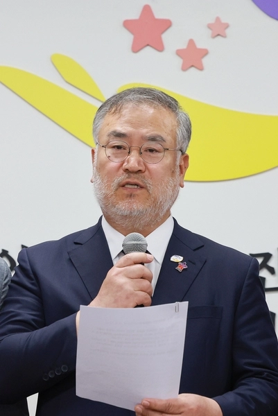10·29 이태원참사 진상규명과 재발방지를 위한 특별조사위원회의 송기춘 위원장이 지난해 6월 17일 서울 중구 이태원참사 특조위에서 열린 제27차 위원회 회의를 마치고 조사 개시 결정에 관해 발언하고 있다. 연합뉴스