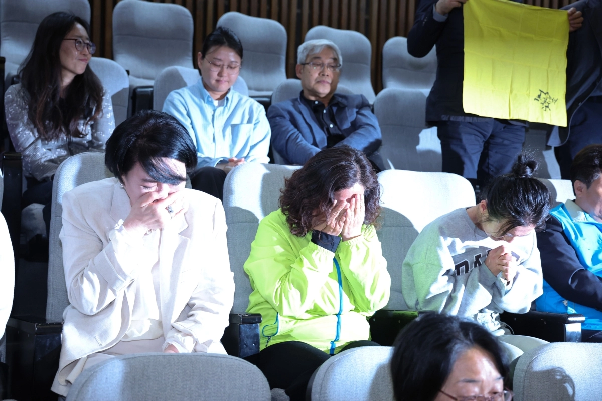 7일 국회에서 열린 본회의에서 생명안전기본법이 가결되자 세월호 참사를 비롯한 사회적 참사 유족들이 눈물을 닦고 있다. 2026.5.7 뉴스1