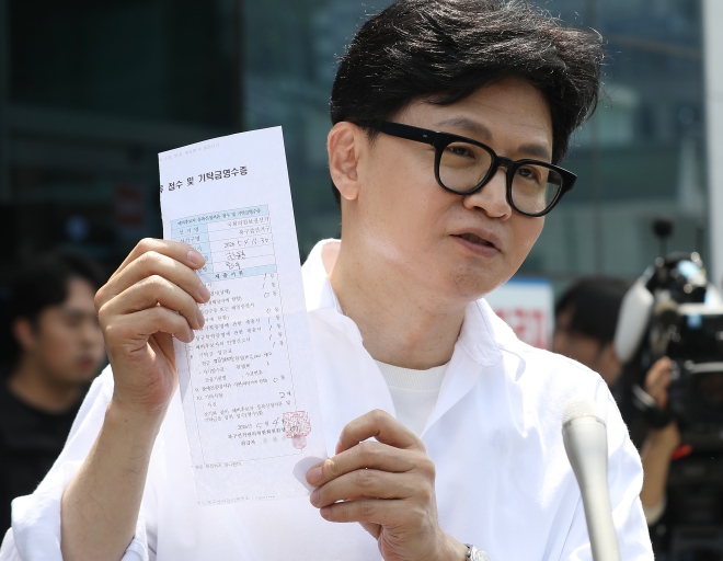 “피투성이 만들어”…한동훈, ‘고문검사 악명’ 정형근 영입 논란