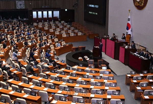thumbnail - 선거 득실 따지다 닫힌 ‘개헌의 문’