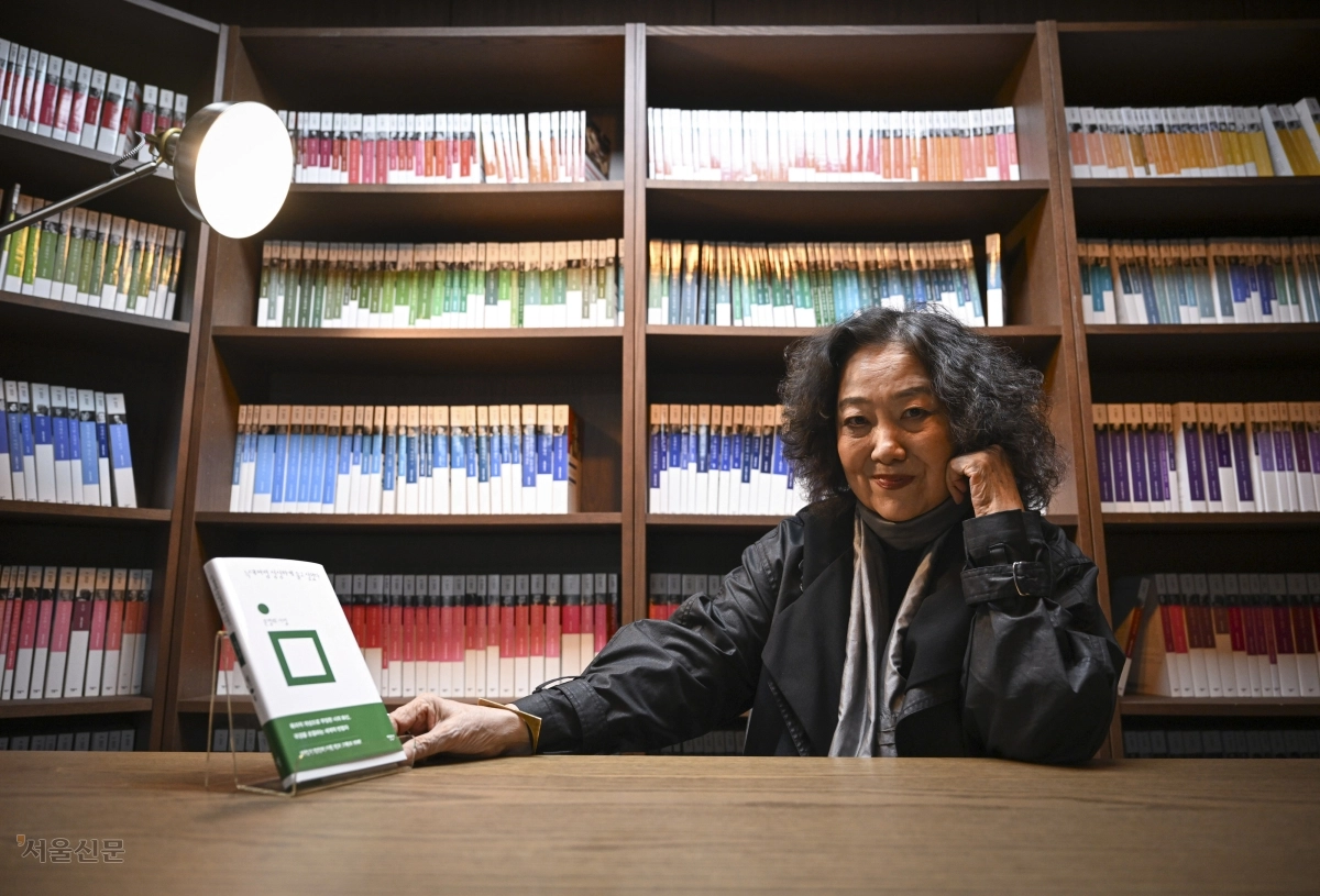 시인 문정희는 “내 작품에서 구사된 여성성이란 것은 상당수 생명과 동의어”라며 “남성의 상대로서의 여성이 아니라 모든 창조의 근원으로서 모성성을 이야기하고자 했다”고 말했다. 이지훈 기자