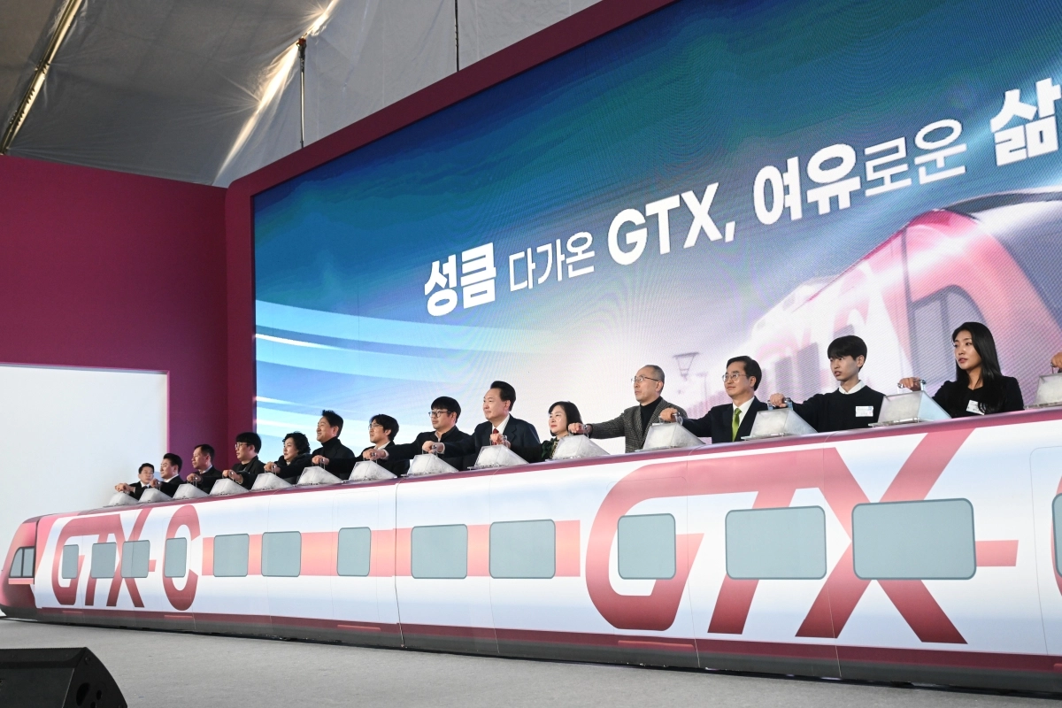 2024년 1월 경기 의정부시청에서 열린 GTX-C 착공기념식에서 노선 통과 지역 주민, 박상우 당시 국토교통부 장관, 오세훈 서울시장 등이 착공 세리머니를 하고 있다. 연합뉴스