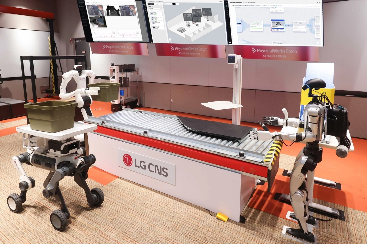LG CNS ‘피지컬웍스 포지’로 학습을 마친 이족보행, 사족보행, 휠 타입, 자율주행로봇(AMR) 등 4종 로봇이 ‘피지컬웍스 바통’을 기반으로 물류 현장에서 자율협업하며 작업을 수행하는 모습. LG CNS 제공