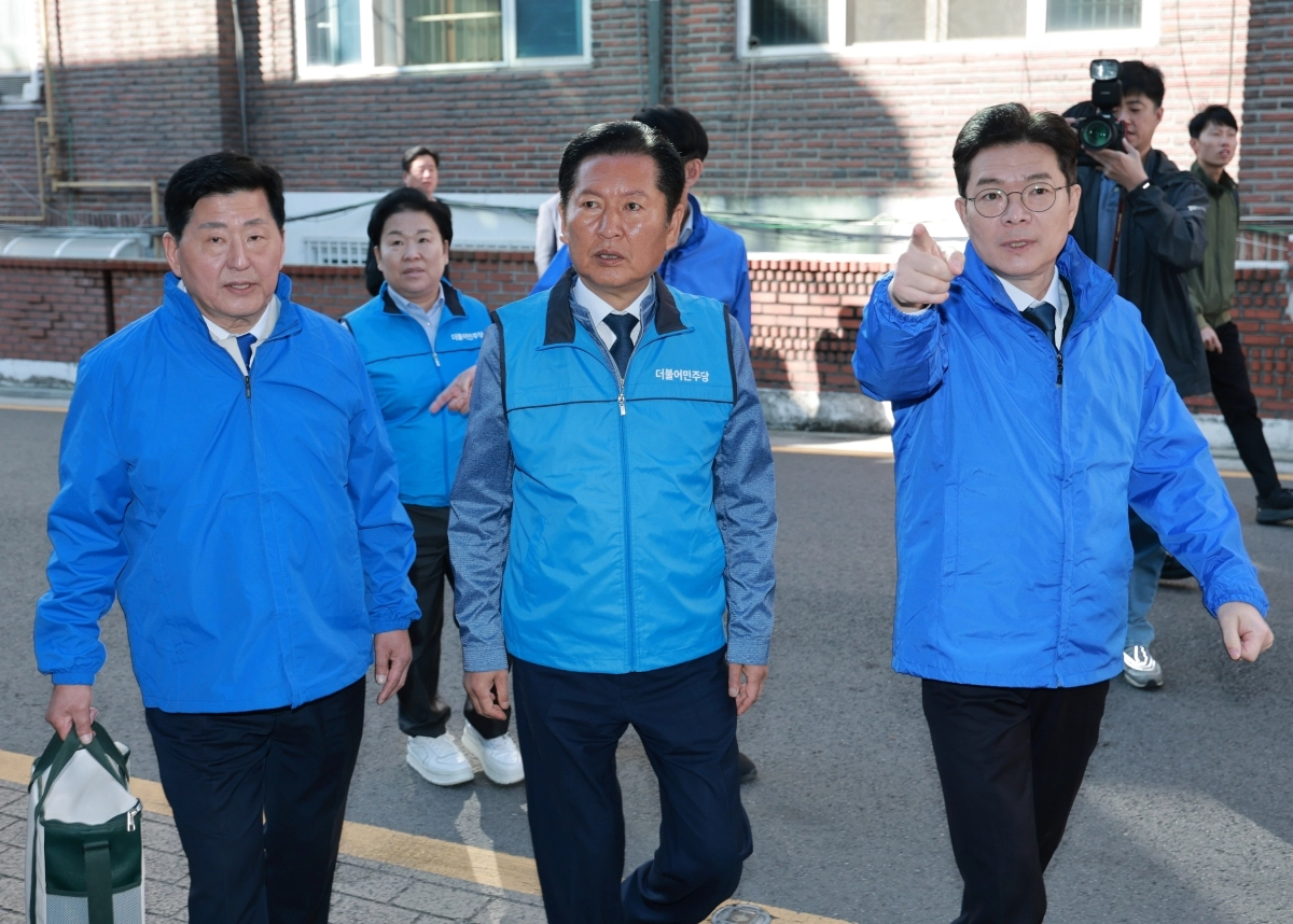 송파구 어르신 우유배달 나선 정청래 대표