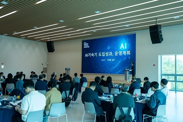 국내 대학 최초 NVIDIA DGX B200 도입 초거대 AI 모델 학습 환경을 확보한 한동대 AI 가속기센터의 성과 및 운영 계획을 소개 중이다.(제공-한동대)