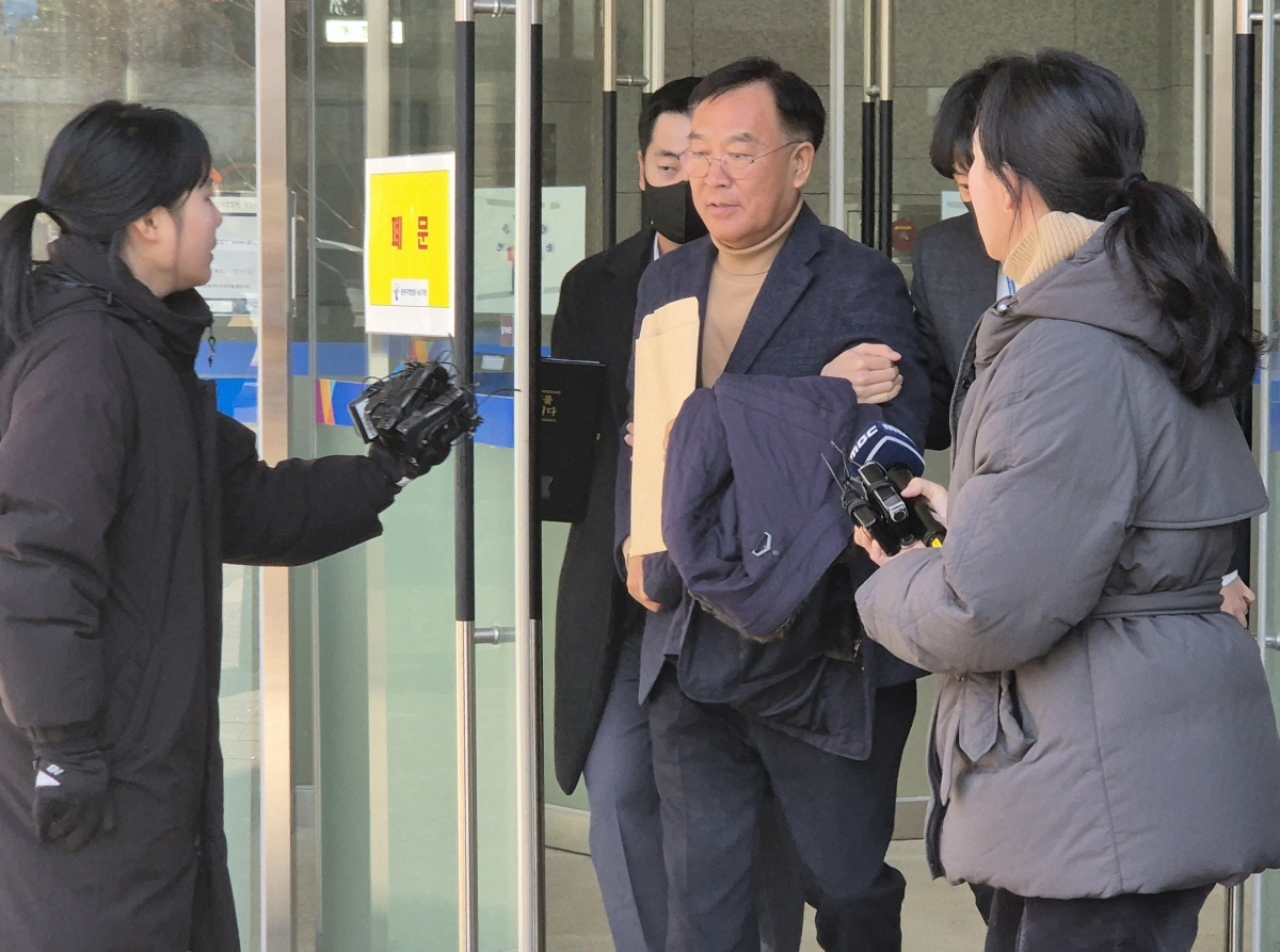 김진하(가운데) 양양군수가 지난해 1월 춘천지법 속초지원에서 구속 전 피의자 심문(영장실질심사)을 마치고 나오고 있다. 강원 연합뉴스