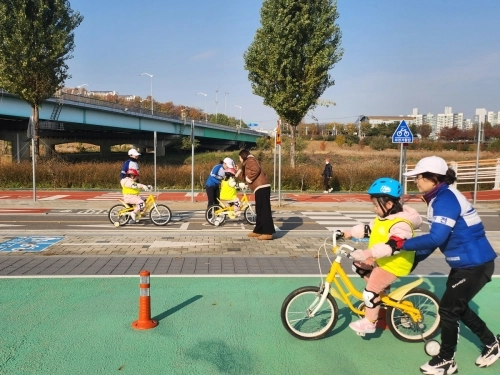 지난해 서울 구로구 어린이 교통공원에서 자전거 교육이 열리고 있다.  구로구 제공