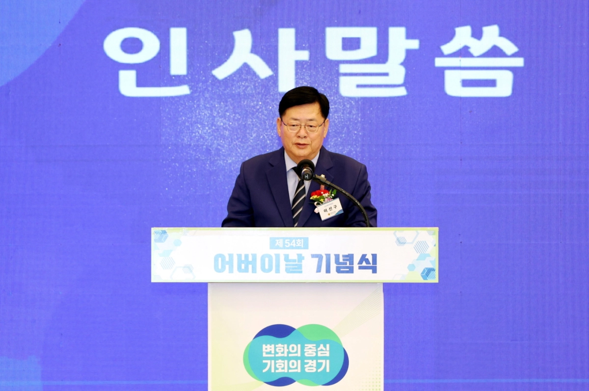 이선구 위원장이 ‘제54회 어버이날 기념식’에 참석해 어르신들을 위한 축사를 하고 있다.(사진=경기도의회)