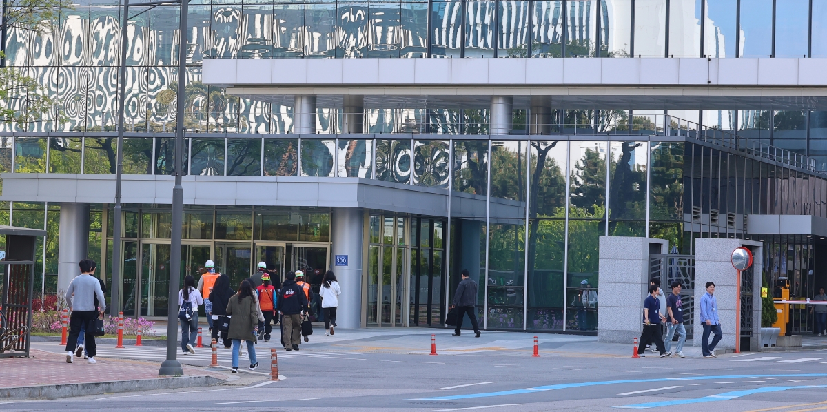지난 6일 오전 인천 연수구 삼성바이오로직스 공장에 직원들이 출근하고 있다.  연합뉴스