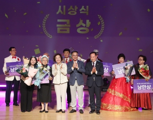 박희영(앞줄 왼쪽 세 번째) 서울 용산구청장이 지난 7일 시니어 낭만가요제에서 수상자와 함께 기념사진을 찍고 있다.  용산구 제공