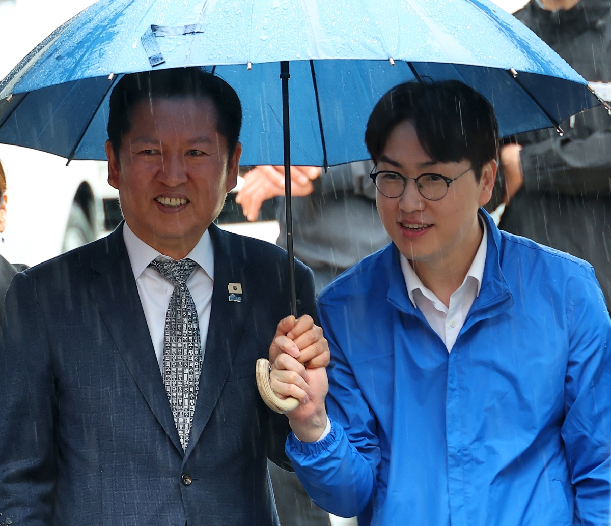 정청래·하정우 ‘한 우산 아래’