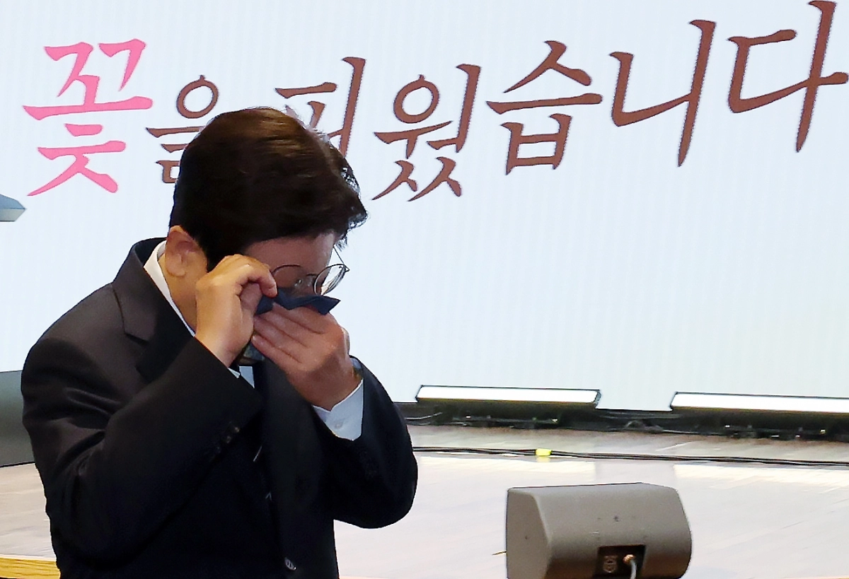 눈물 닦는 이재명 대통령